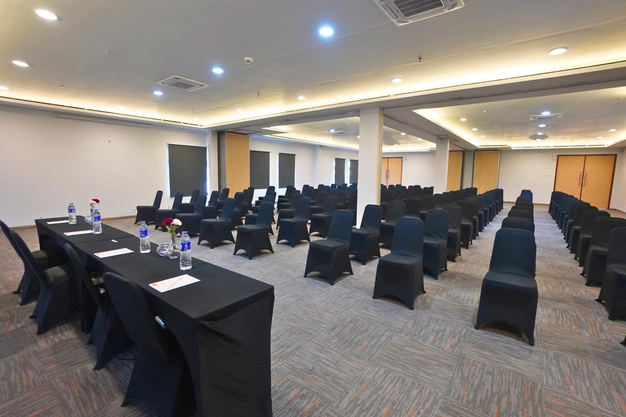 Front One Hotel Pasir Koja Bandung Exterior photo