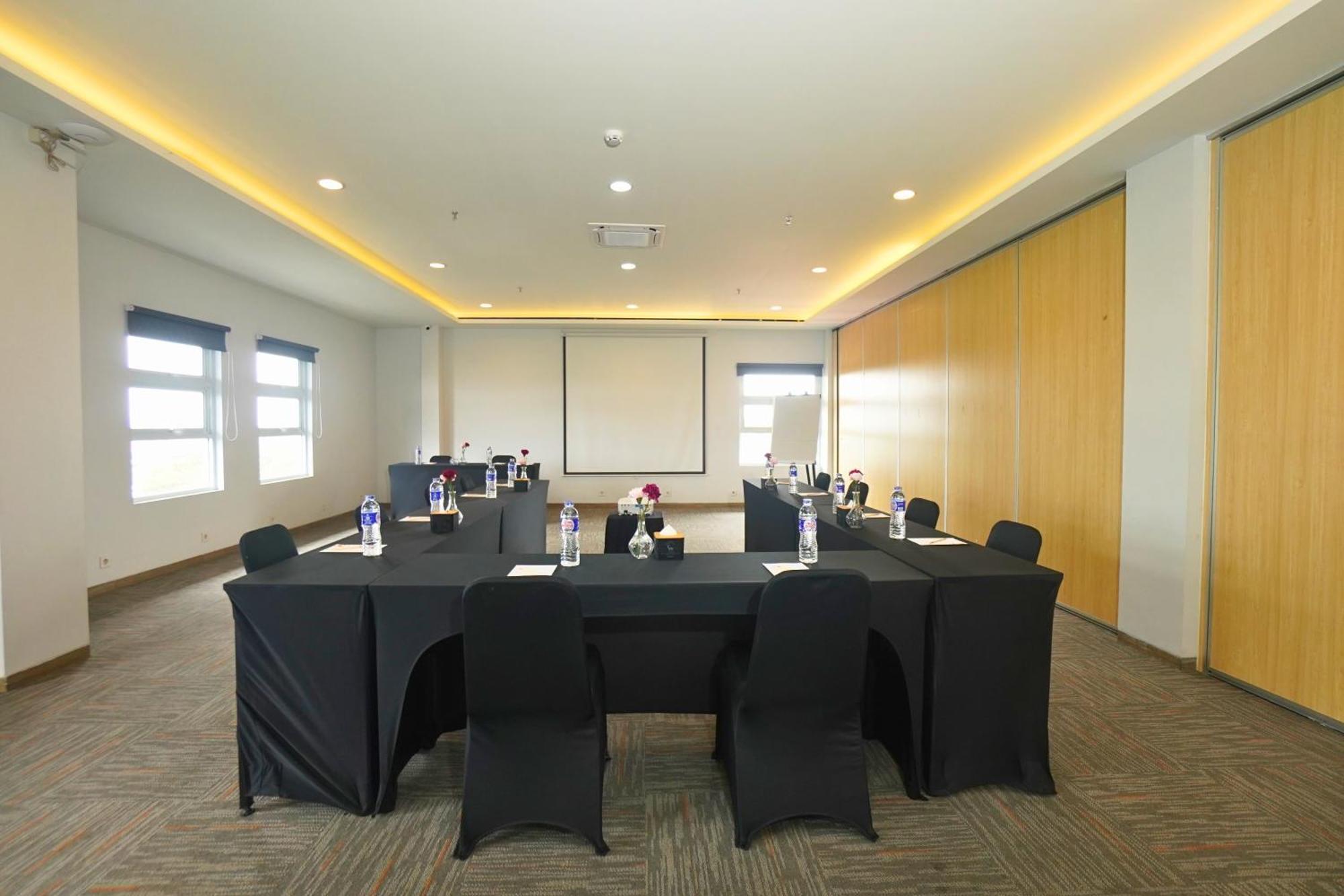 Front One Hotel Pasir Koja Bandung Exterior photo