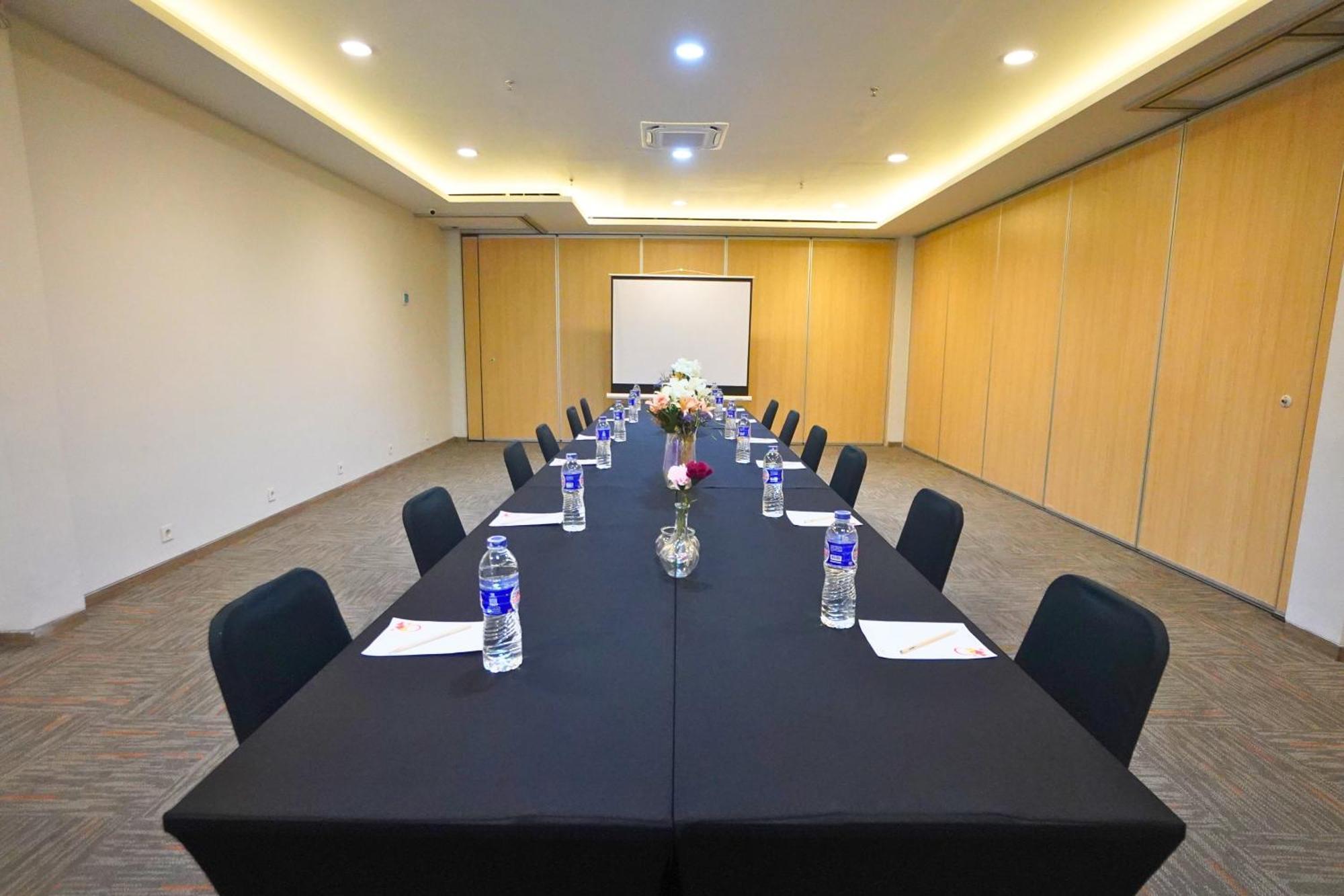 Front One Hotel Pasir Koja Bandung Exterior photo