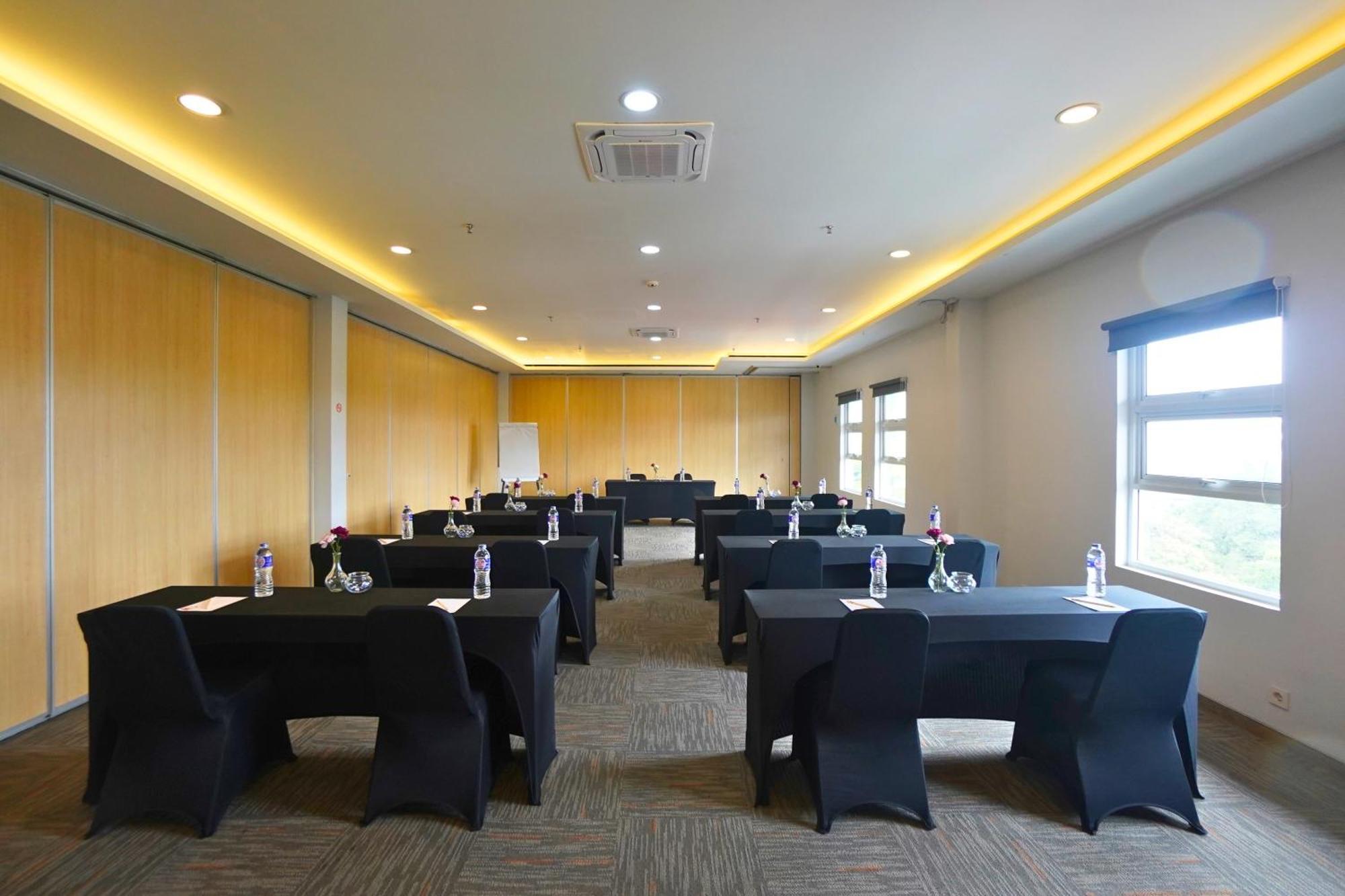 Front One Hotel Pasir Koja Bandung Exterior photo