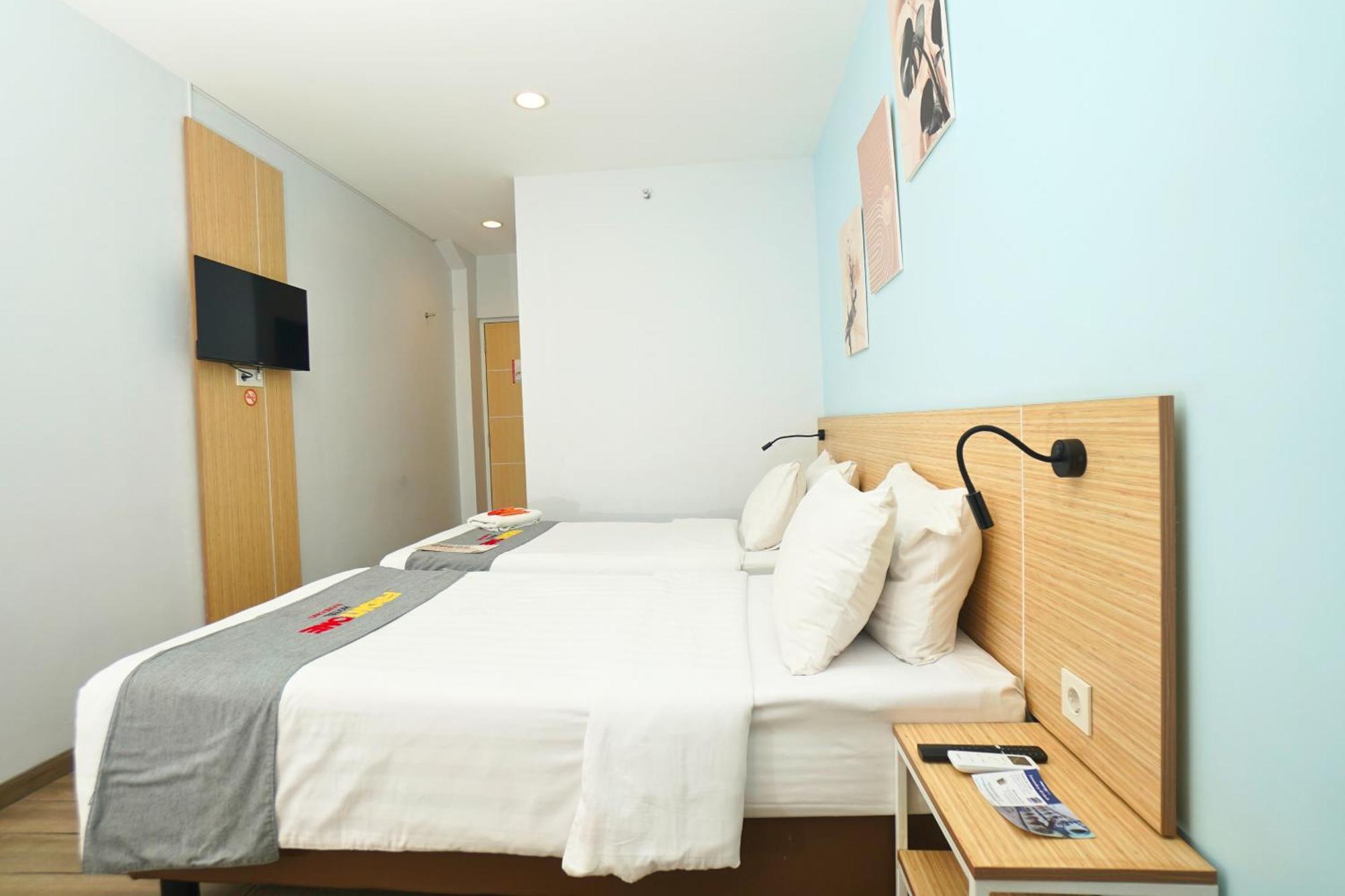 Front One Hotel Pasir Koja Bandung Exterior photo